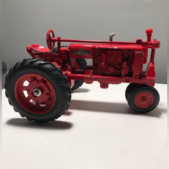 ERTL 1:16 Scale McCormick Deering Farmall F-20 Tractor - Picture 2 of 9